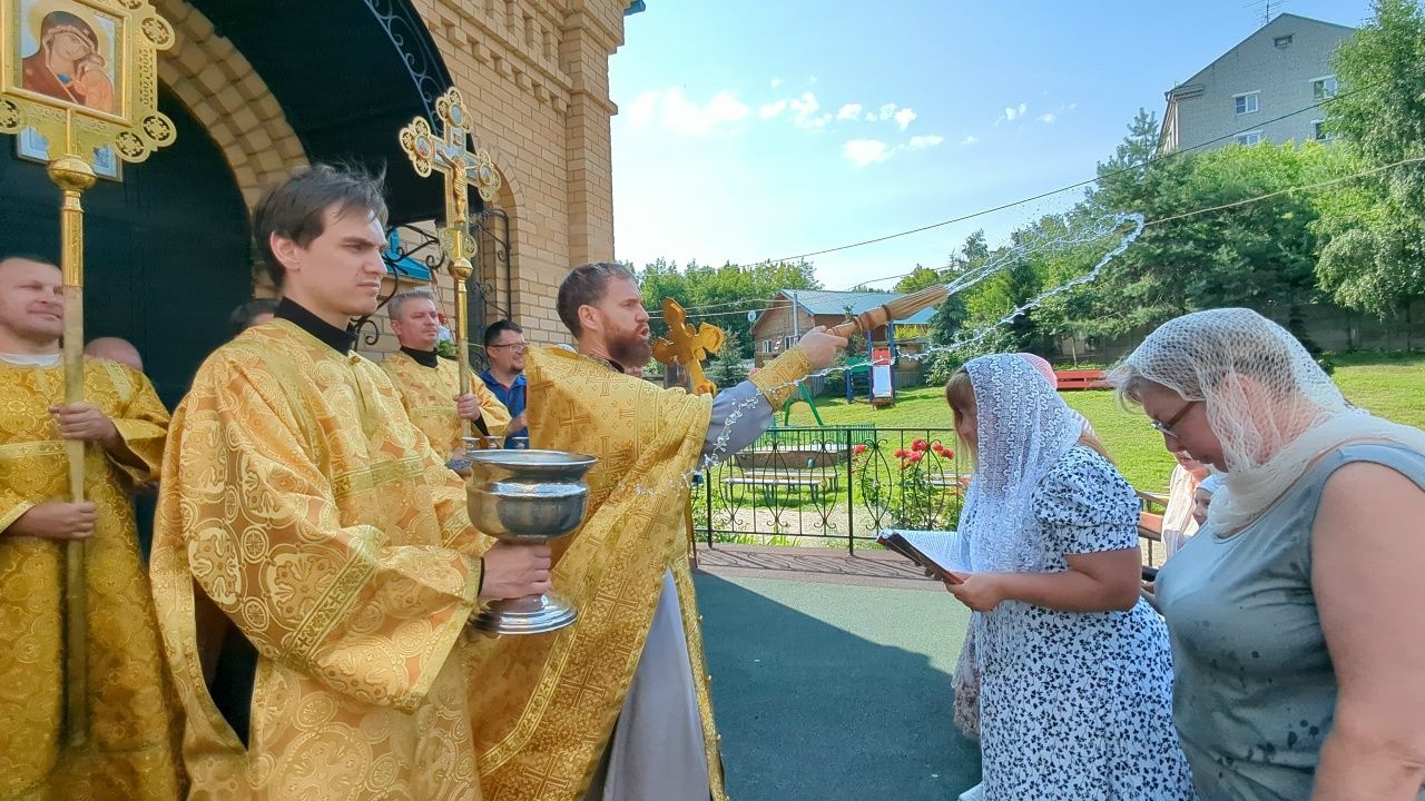 Крестный ход в честь праздника Первоверховных Апостолов Петра и Павла.